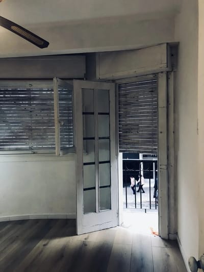 ALQUILER EN EL CENTRO DE 1 DORMITORIO, PISO 1 POR ESCALERA, CON BALCON Y PATIO!