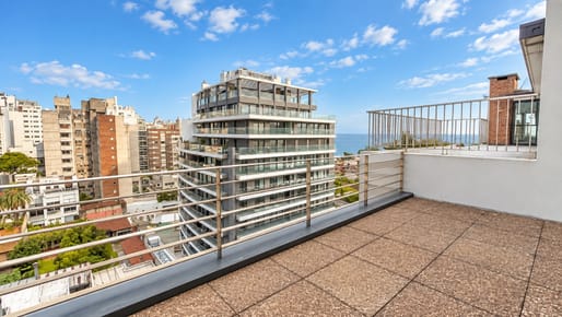 PUNTA CARRETAS A PASOS DEL MAR – VENTA PENT HOUSE DE 2 DORMITORIOS CON GARAJE