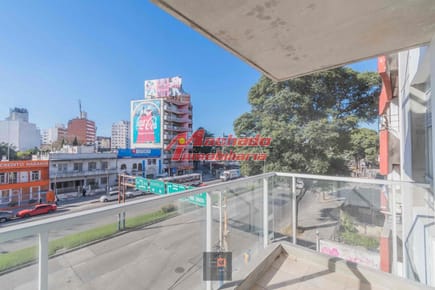 Edificio de viviendas de 1 y 2 dormitorios con patio verde.