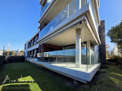 Moderno apartamento con jardin a la venta en Jardines de Carrasco