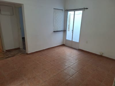 Excelente punto!   Maldonado y Magallanes Cómodo apartamento en P. Baja interior luminoso con 2 patios.!!!