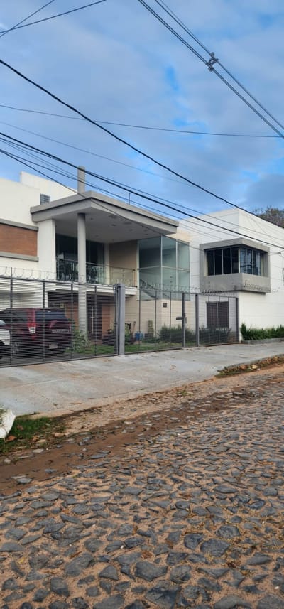 EN VENTA AMPLIA RESIDENCIA FAMILIAR