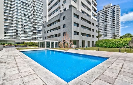 Venta Apartamento en Punta del Este con 3 dormitorios y vista parcial a la playa.