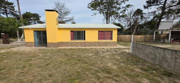 Chalet clásico a dos aguas ubicado en Pinar Sur, de 66 m2 edificados, 3 dormitorios y 1 baño, cochera techada de 28 m2 con parrillero, gran superficie de terreno 595 m2.
