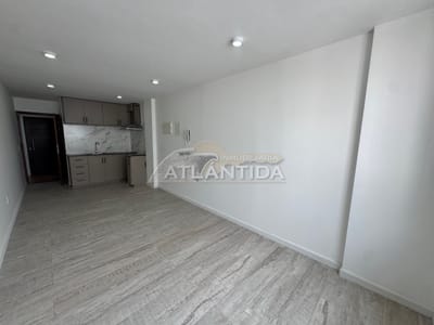 Alquiler Apartamento 1 Dormitorio En Segundo Piso, Ubicado En Tres Cruces. Inm Atlántida