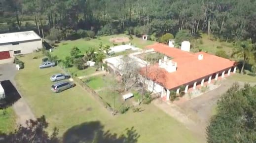 Propiedad única de excelente construcción en Burnett, gran terreno