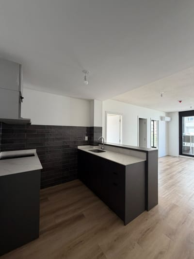 Apartamento En Alquiler 2 Dormitorios Equipado - Tres Cruces
