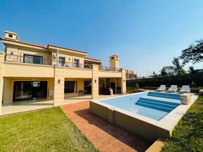 Alquiler y venta. Lujosa casa en Aqua Village. A solo 100m de la Laguna