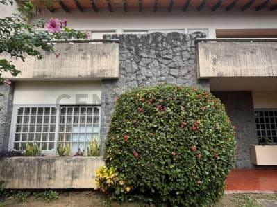 VENDO CASONA EN EL CORAZON DEL BARRIO LAS MERCEDES