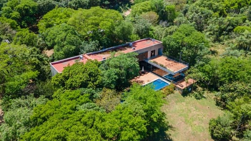 RESIDENCIA EN VENTA CON VISTA AL LAGO YPACARAÍ