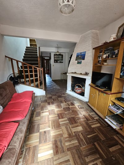 Casa En  Puerto del Buceo De 2 Dormitorios, 2 Baños, Fondo Y Cochera.