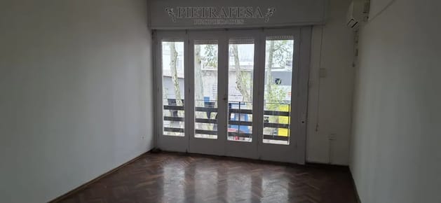 Apartamento en alquiler, 2 dormitorios 1 baño, balcón. Unión