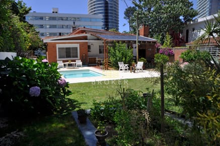 Alquiler de verano en Punta del Este | Ubicación privilegiada, jardín y piscina climatizada