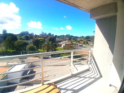 Alquiler Temporal en Punta del Este a pasos del shopping : Apartamento Moderno con Vistas Panorámicas en Av. Roosevelt. Unidad 401