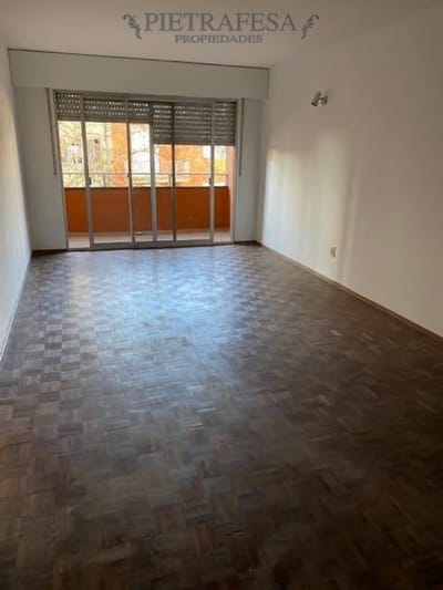 Apartamento en alquiler, 3 dormitorios, 1 baño, terraza. Cordón.