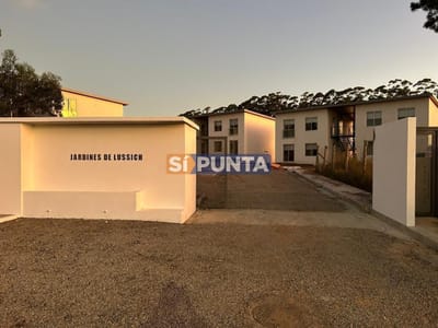 Apartamento en Venta en Lussich, cuenta con 2 dormitorios, un baño, living comedor  y patio
