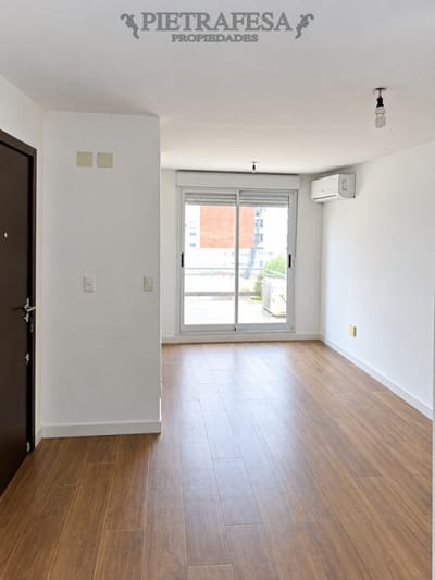 Apartamento en alquiler, 1 dormitorio, 1 baño, balcón, cochera. Prado.