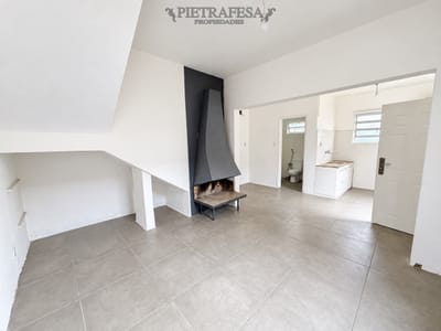 Casa en alquiler, 2 dormitorios, 1 baño, terraza, parrillero. Perez Castellanos.
