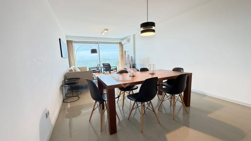 Se vende apartamento de dos dormitorios y medio en playa Brava