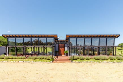 Moderna casa en barrio privado El Quijote en venta