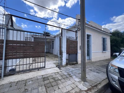 Alquiler de casa en Peñarol, con entrada para 2 autos, 2 dormitorios y patio