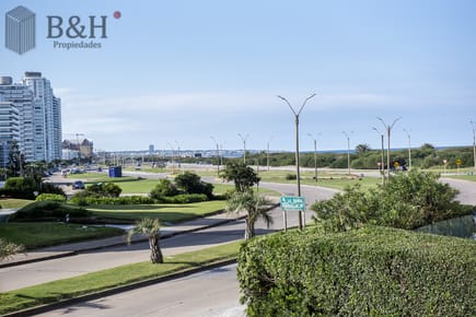 Vende departamento de 3 dormitorios en Ocean Tower, Punta del Este