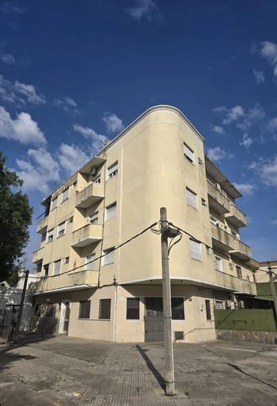 Exquisito apartamento de 2 dormitorios en alquiler, al frente y en 2º piso por escalera, estratégicamente ubicado sobre Chiávari, a pasos de Luis Alberto de Herrera.