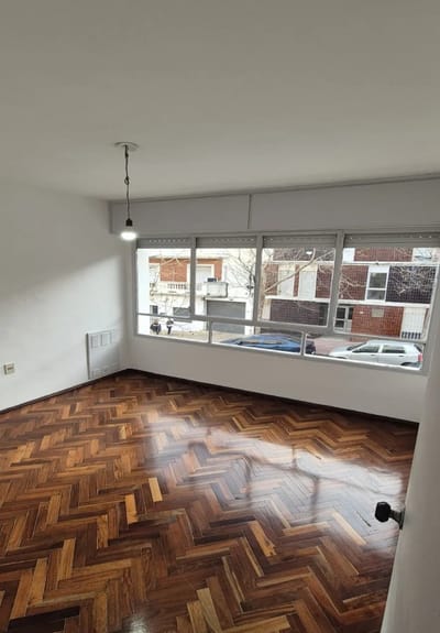 Exclusivo apartamento de 2 dormitorios en alquiler, con vistas al mar, a solo 50 metros de la Rambla Sur.