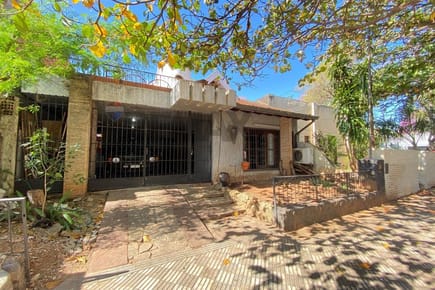 VENDO CASA - ASUNCION, Bo. BERNARDINO CABALLERO

Medidas del terreno: 10x34
Sup. terreno: 340m2
Contrucción: 350m2 (A refaccionar o demoler)

La construcción cuenta con:
Planta Alta:
1 habitación en suite con terraza.
Planta Baja:
4 habitaciones
2 baños f