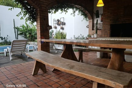 Casa en Asunción: 515 m² con Gran Potencial.

???? ¡CASA EN VENTA EN ASUNCIÓN 515 m²!
¡Una propiedad amplia y completa, ideal para disfrutar en familia! Ubicada en Cerro Guy 1431, Asunción, con excelentes espacios interiores y un área social pensada para 