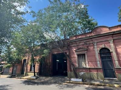AMPLIA PROPIEDAD CON TIGLADOS Y OFICINAS EN ALQUILER EN EL CENTRO DE ASUNCION