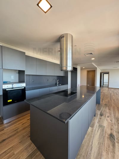 Departamento Amplio de 3 habitaciones en venta a pasos del Shopping Del Sol.