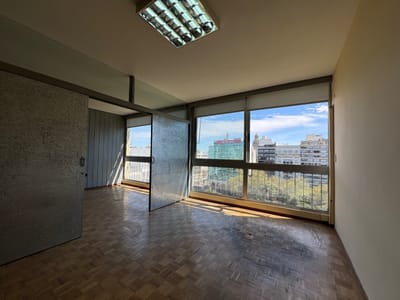 ALQUILER OFICINA EN CENTRO 94M2 FRENTE A PLAZA DE ENTREVERO