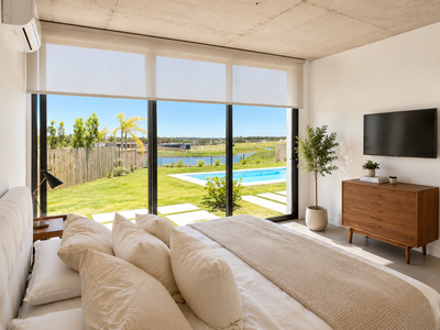 Casa de Diseño, 4 dormitorios, 3 Baños, Piscina Climatizada, Losa Radiante, Barrio Privado La Juana.