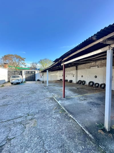 VENTA ESQUINA TERRENO: 500m2 / 18 Garajes + casa: Renta 70.000 pesos mensuales