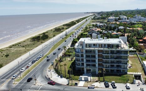 Vista al mar! 2 garages . Amplios ambientes