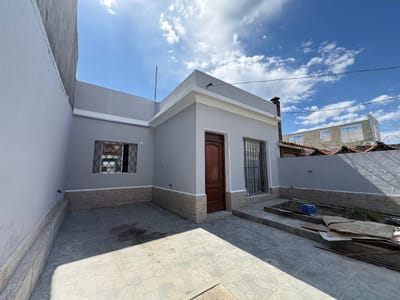 VENTA CASA 2 DORMITORIOS, ALTILLO, PATIO PARRILLERO AZOTEA COCHERA LA BLNAQUEADA