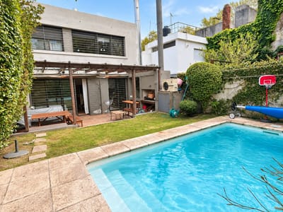 PALMAR  CASI PONCE y BR ARTIGAS.  TOTALMENTE RECICLADA 2018 ! 2 ESTUFAS A LEÑA. ESTAR.  4 DORM + 4 BAÑOS (SUITE).  FONDO .PERGOLA CON PARRILLERO Y PISCINA CLIMATIZADA.  NUEVA!!!