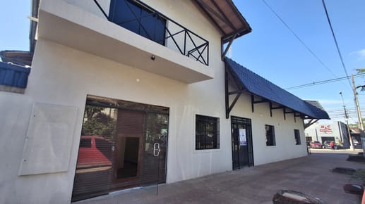 Alquilo salón para oficinas o consultorios en San Lorenzo.