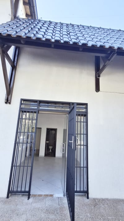 Alquilo salón para consultorios u oficinas. A metros de Mcal. Estigarribia