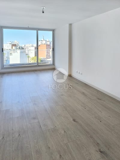 Venta Apartamento 1 Dormitorio Con Terraza Al Frente, Piso 11 En Tres Cruces