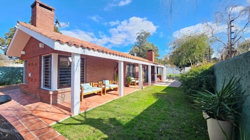 Casa en venta c/ cochera en Colón