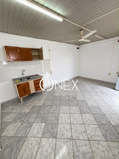 Se alquila casa al fondo de 1 dormitorio