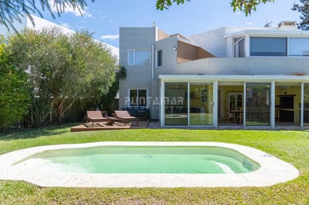 CASA EN LA JUANITA DE 4 DORMITORIOS A MINUTIOS DE JOSE IGNACIO