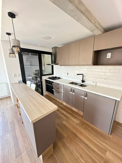 Amplio amueblado apartamento de 2 dormitorios con parrillero