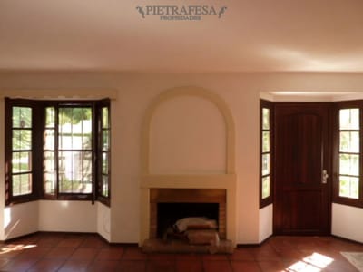 Casa en alquiler, 3 dormitorios, 1 baño, patio, cochera. Punta Gorda.