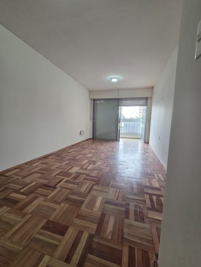 Apartamento de Lujo Recién Renovado, 3 Dormitorios, 2 Baños, Ubicación Privilegiada Cerca del Palacio Legislativo.