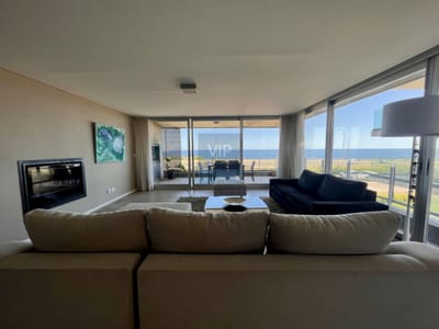 Exclusivo departamento en venta frente a playa mansa- Punta del Este