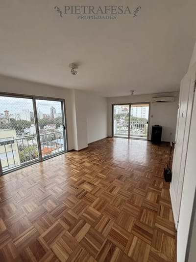 Apartamento en alquiler, 3 dormitorios, 2 baños, terraza. Pocitos.