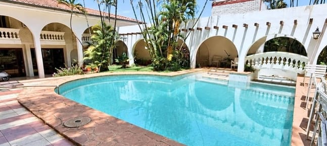 En Venta Amplia Residencia con salida a 3 calles en Barrio Los Laureles - 990.000 usd
